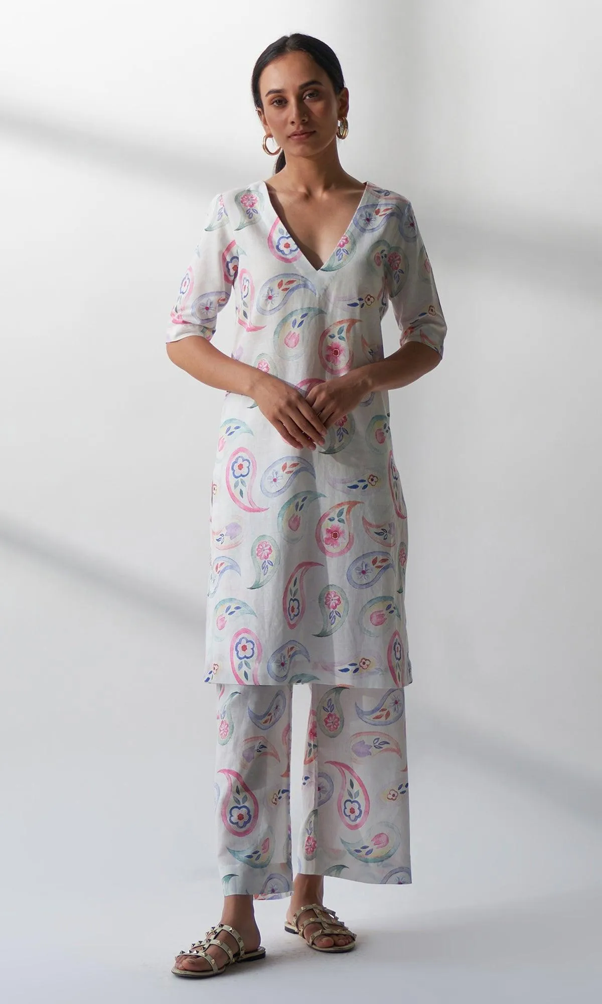 Layla - V Neck Kurta Set - Set Of 2