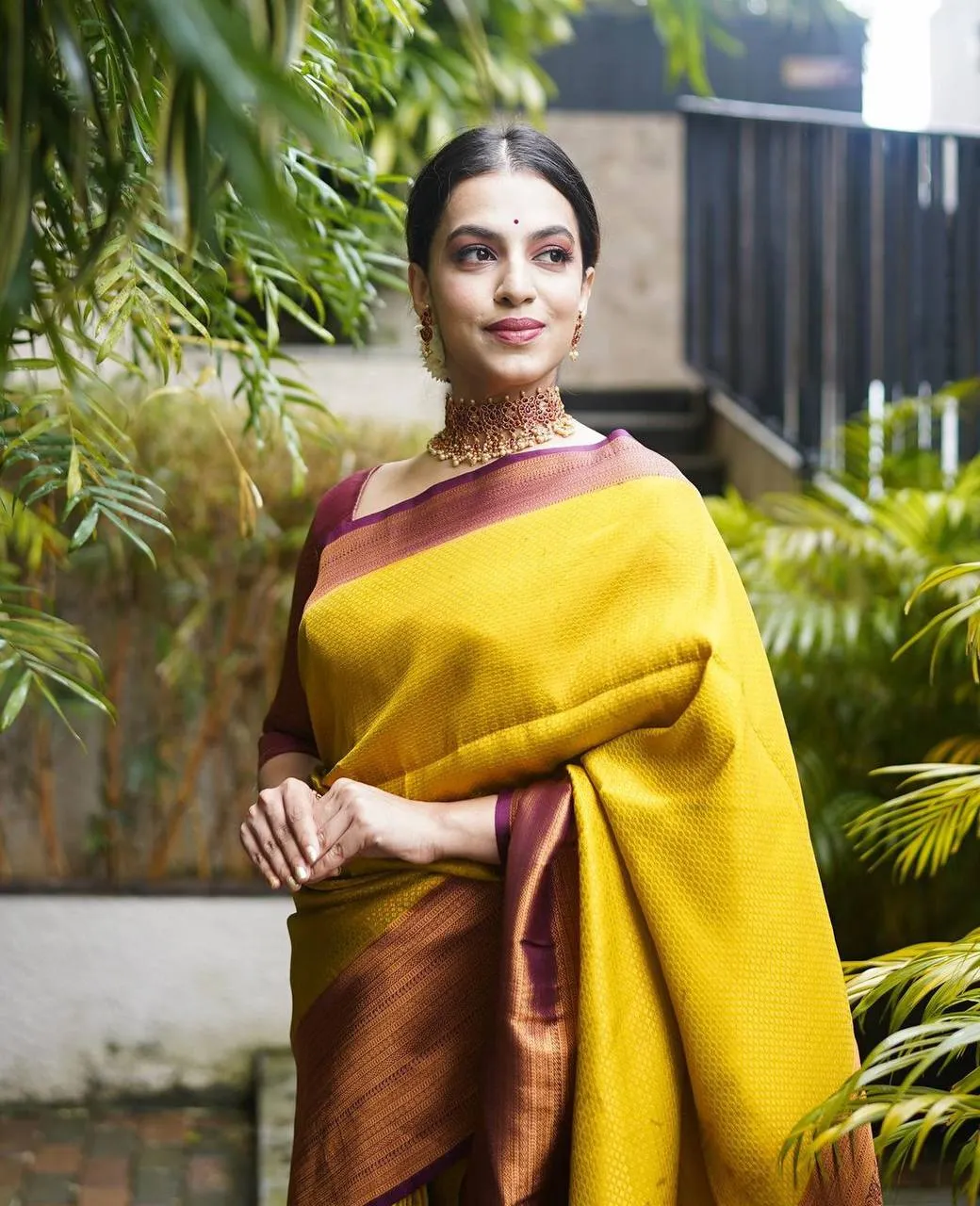 Lissome Golden Soft Kanjivaram Silk Saree With Moiety Blouse Piece
