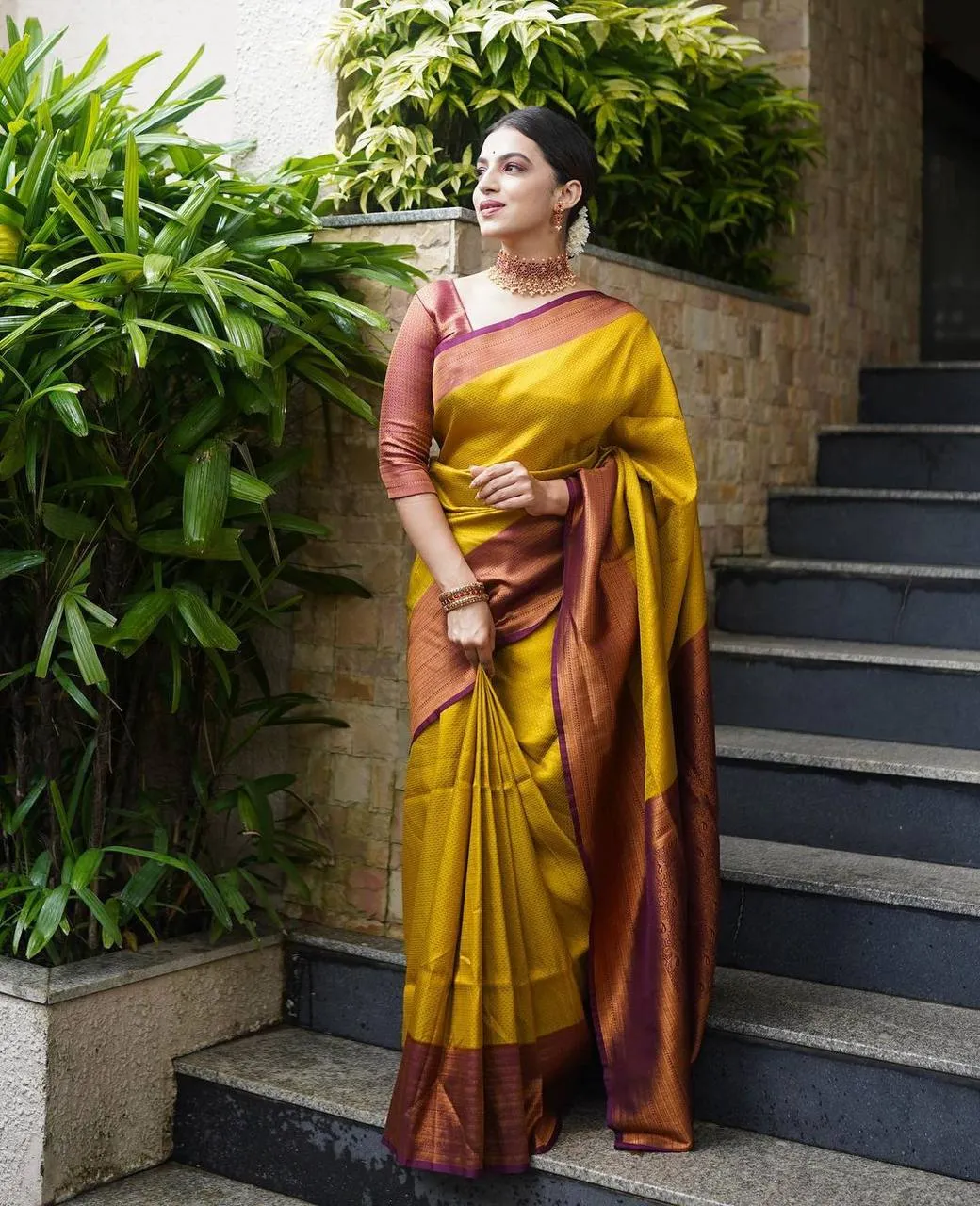 Lissome Golden Soft Kanjivaram Silk Saree With Moiety Blouse Piece