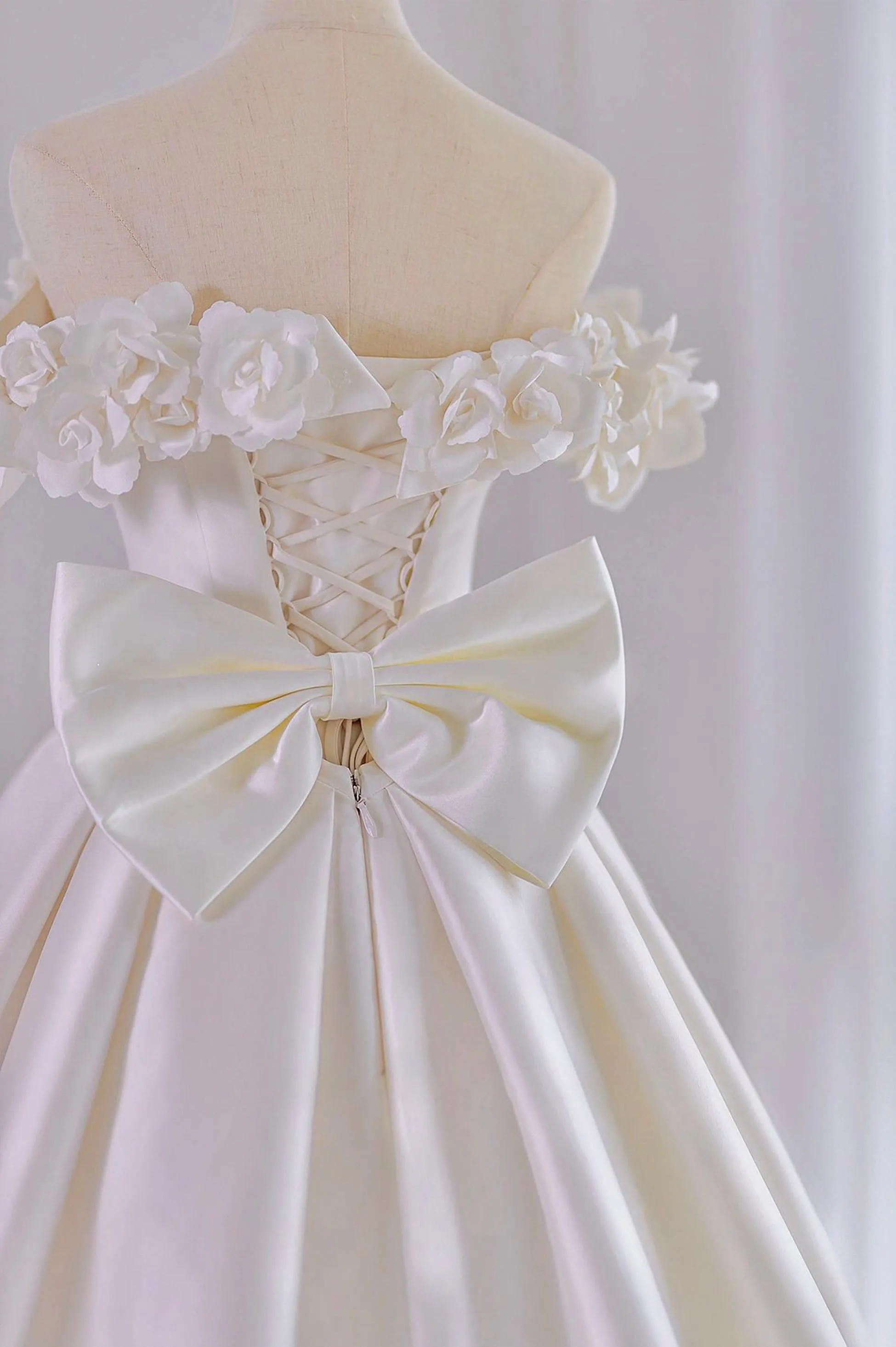 White Satin Long Ball Gown A-Line Flower Wedding Gown with Bow