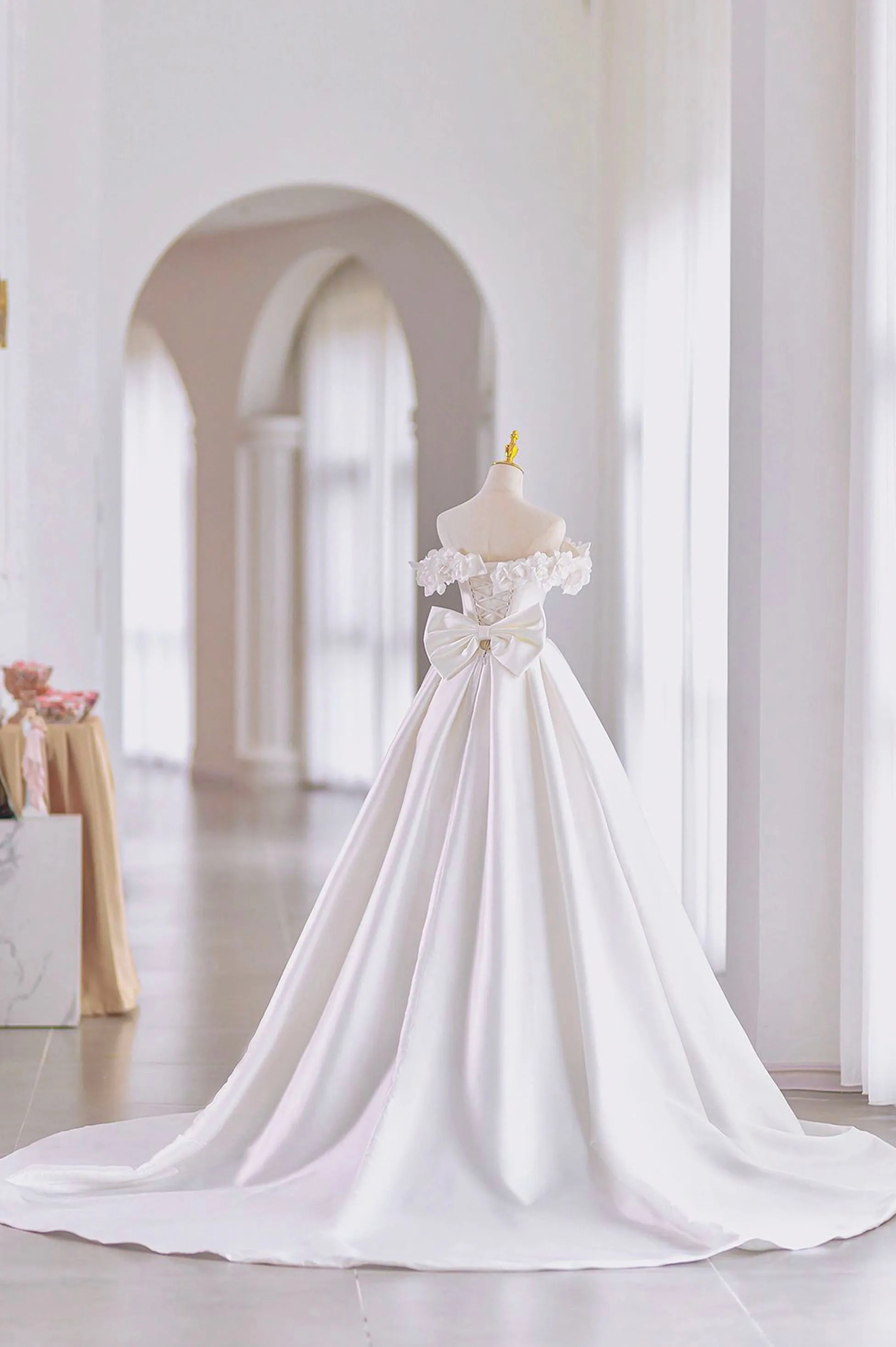 White Satin Long Ball Gown A-Line Flower Wedding Gown with Bow