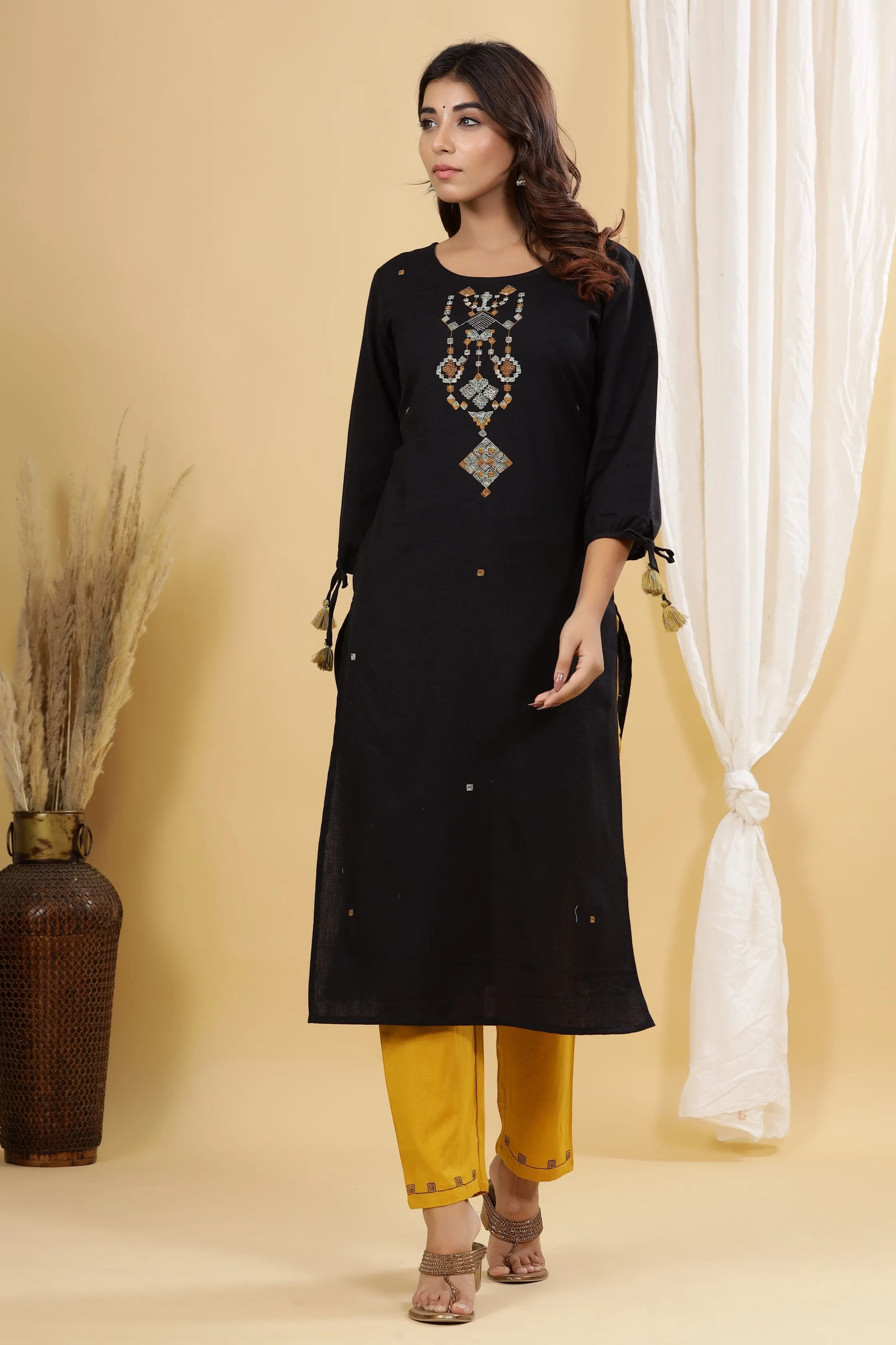 Women Black Solid Embroidered Kurta Set