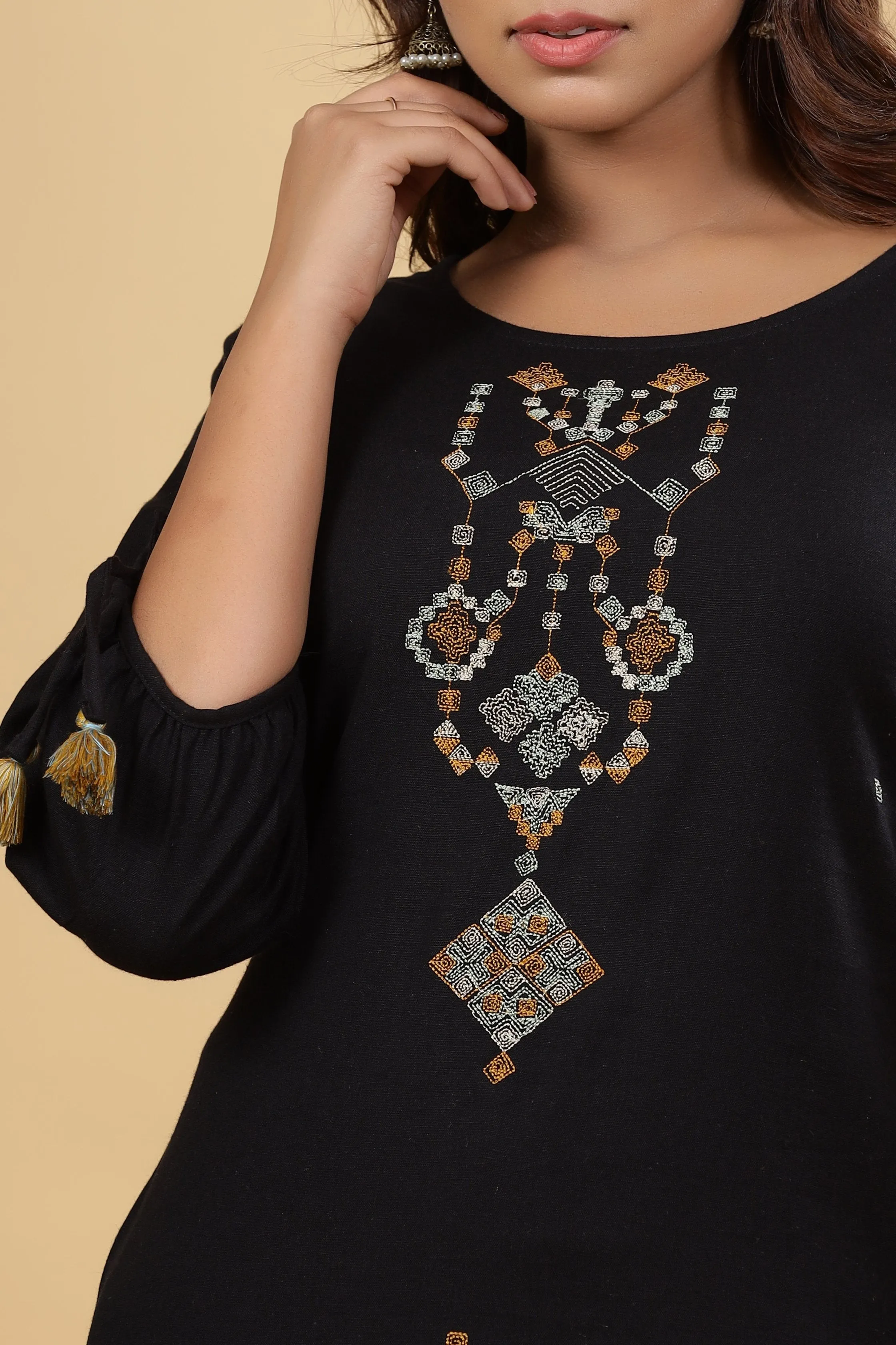 Women Black Solid Embroidered Kurta Set